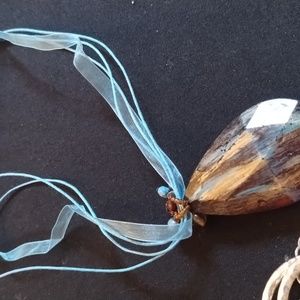 Women's necklace with an extender